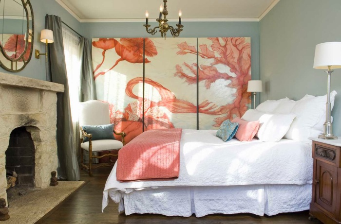 Прекрасная спальня для девочки, украшенная огромной картиной в нежном коралловом цвете.