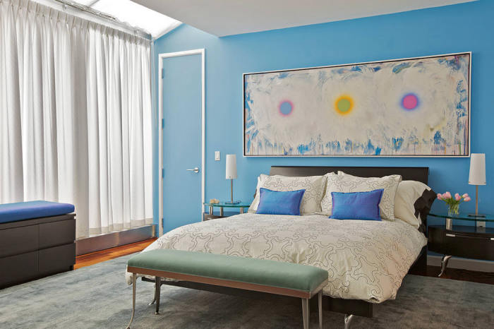 Уютная спальня, декорированная прекрасной абстракцией в бело-синих оттенках.