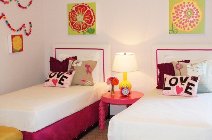 Современная спальня для двух девочек с похожими декорациями возле каждой кровати.