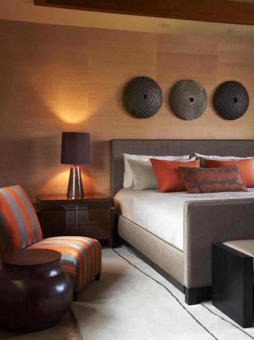 Потрясающая спальня в тропическом стиле с простыми, но выразительными декорациями на стенах.