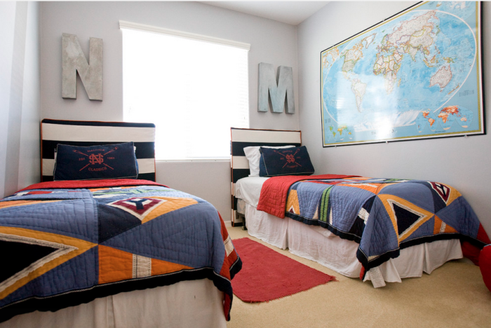 Детская комната для мальчика, выполненная в эклектичном стиле и декорированная огромными инициалами и картой.
