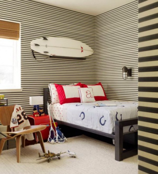 Современная детская спальня с доской для серфинга над кроватью.
