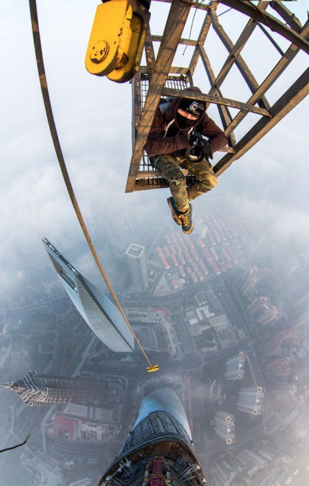 Экстремальный снимок с вершины Шанхайской башни.