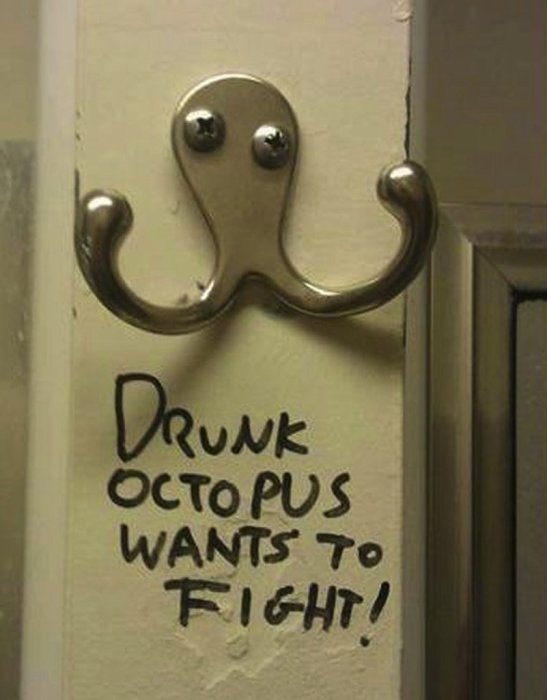 Надпись под вешалкой: «Пьяный осьминог хочет подраться».