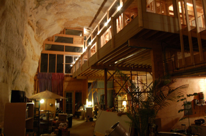 Интерьер дома внутри пещеры.