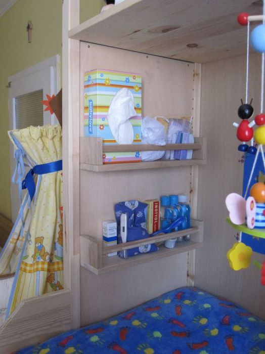 Полочка для детских салфеток, лосьонов и прочих вещей, необходимых при пеленании ребенка.