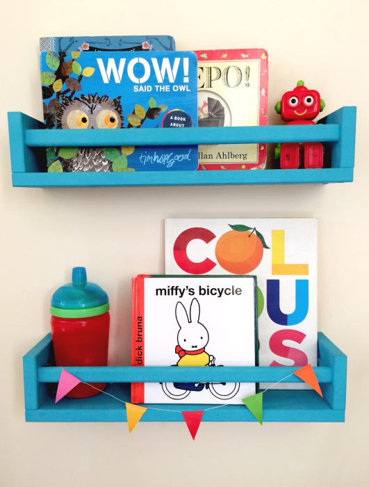 Замечательная полочка для книжек и небольших игрушек.