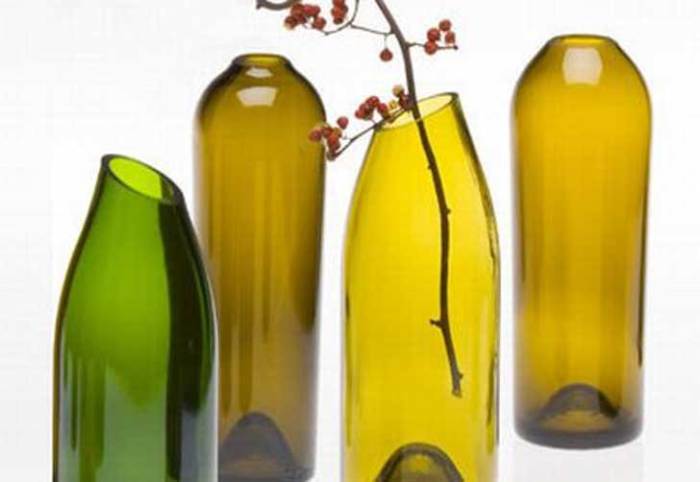 Аккуратно срезав горлышко бутылки из-под вина, можно создать замечательную вазу для цветов.