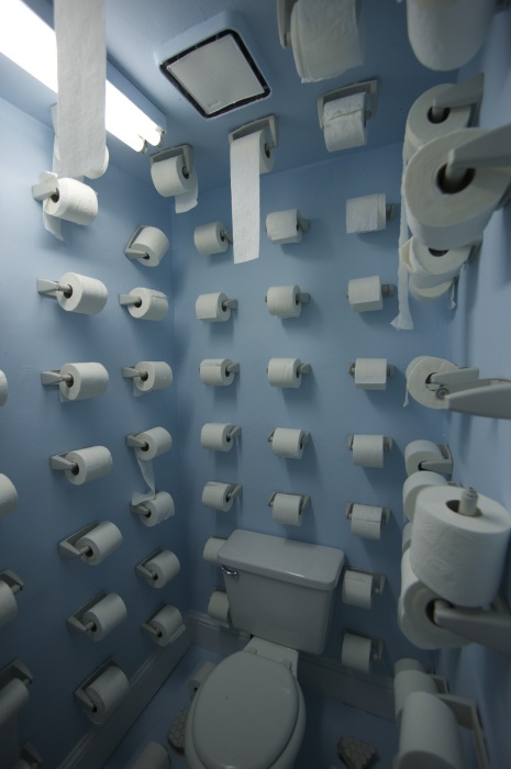 Туалет для тех, кто всегда забывает взять с собой туалетную бумагу.
