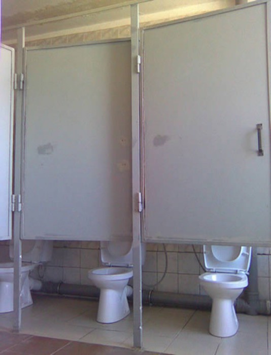 Приватные туалетные кабинки.