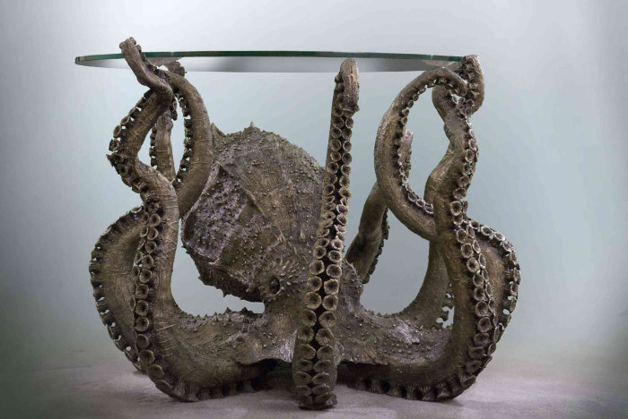 Необыкновенный стол в форме осьминога, сделанный из бронзы. 