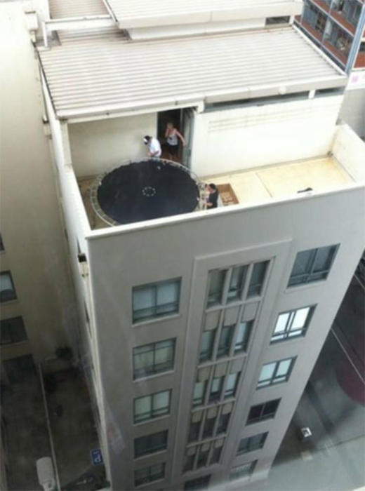 Не стоит устанавливать батут на крыше многоэтажного дома - прыжок в таком случае может немного затянуться..