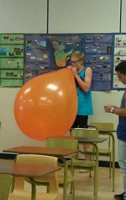 Если такой большой шарик вдруг лопнет, надувающего его парня может унести взрывной волной.
