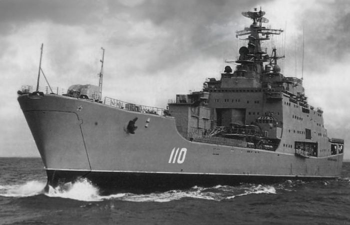 Огромный десантный корабль.