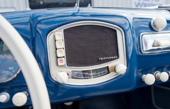 В автомобиле восстановлено оригинальное радио «Telefunken».