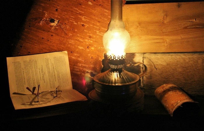 После войны в деревнях приходилось по старинке пользоваться лампами. |Фото: ВКонтакте.