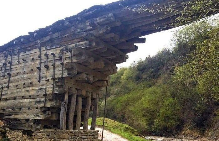 Деревянный мост в Дагестане, построенный без единого гвоздя, стоит .