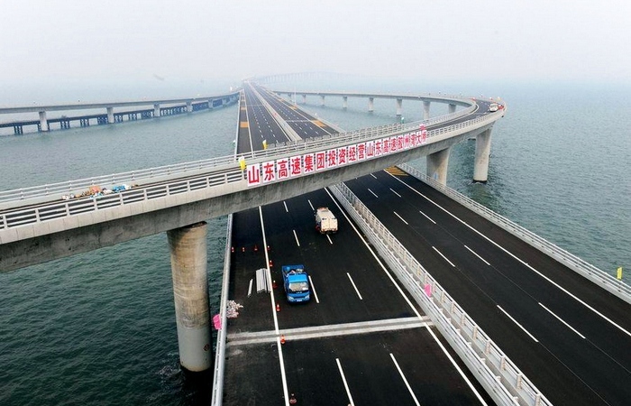 42,5-километровое мост через залив Цзяочжоу.