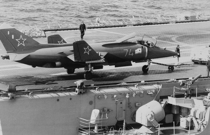 Сказ о том, как Як-38 от лётчика сам избавился. /Фото: en.wikipedia.org. Сказ о том, как Як-38 от лётчика сам избавился. /Фото: en.wikipedia.org.