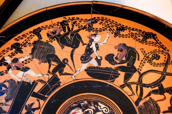 С алкоголем люди познакомились еще на заре истории.