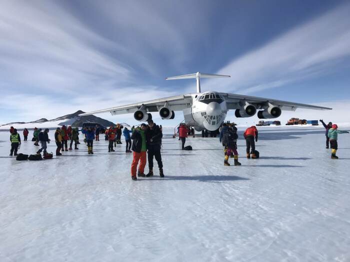 В Антарктиде практически нет инфраструктуры. По сути единственный крупный аэропорт - это исследовательская база Мак-Мердо. |Фото: autogrodno.by.