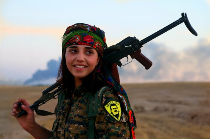 У курдов какое-то особое отношение к платкам. |Фото: Twitter.