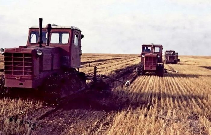 Делали трактора для всей страны. /Фото: uncle-vova.com. Делали трактора для всей страны. /Фото: uncle-vova.com.