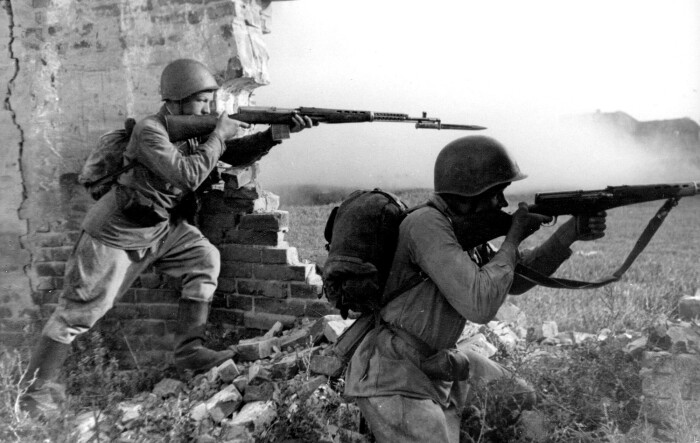 Советские гвардейцы с СВТ-40. |Фото: waralbum.ru.