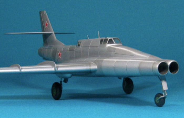 На самом деле самолёт с самого начала вышел спорным.