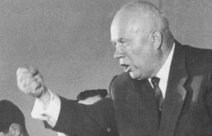 Хрущёв и вовсе приказал пустить всю оснастку по Ил-40 под пресс.