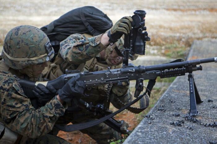 Солдаты бундесвера пытаются понять с какой стороны стреляет М240 (шутка). |Фото:  keywordbaskets.com.