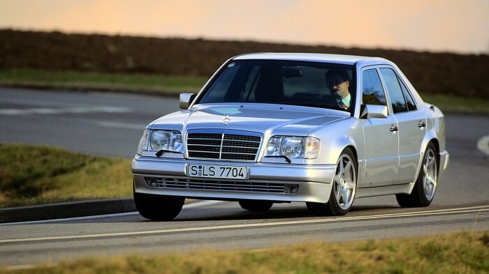 Легендарный Mercedes-Benz 500E: почему многие считают его лучшим седаном в истории 