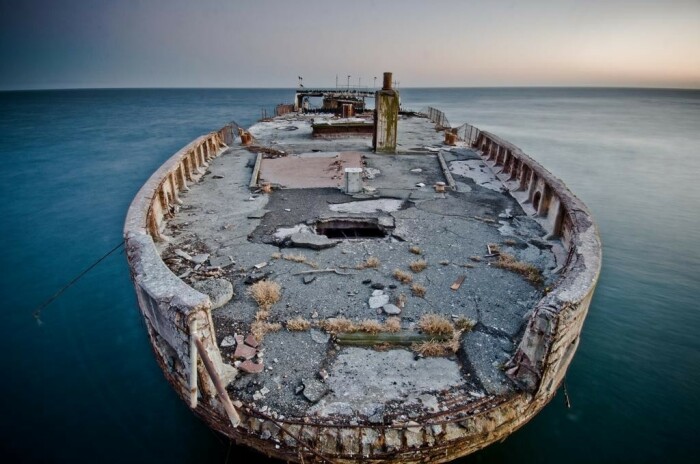 На воде бетонный корабль держится из-за все той же силы Архимеда. |Фото: m.fishki.net.