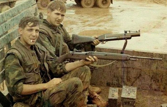 Грязь, война и молодые люди с гранатомётом. Грязь, война и молодые люди с гранатомётом.