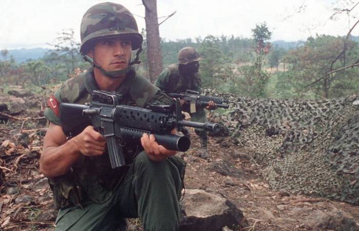 Отказываться от М79 стали после появления подствольных гранатомётов для М16. Отказываться от М79 стали после появления подствольных гранатомётов для М16.