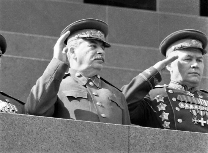 Вот Сталин вообще наград не носил, кроме Золотой звезды. Хотя рисуют его нередко со всеми наградами на кителе. |Фото: wikimedia.org.