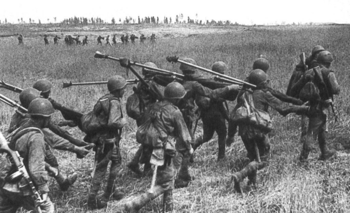 Советские бронебойщики на марше. |Фото: ВКонтакте.