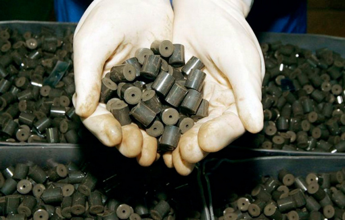 Сам по себе уран не так опасен, как принято считать. Особенно сырой и обеднённый.