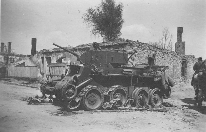 Танк был слабо бронирован по меркам начала 1940-х.