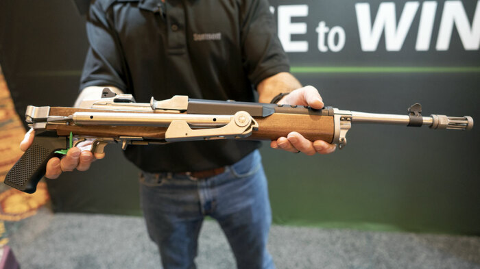 Старая, но очень популярная винтовка в США. Ее же Арни брал в магазине. |Фото: mavink.com.