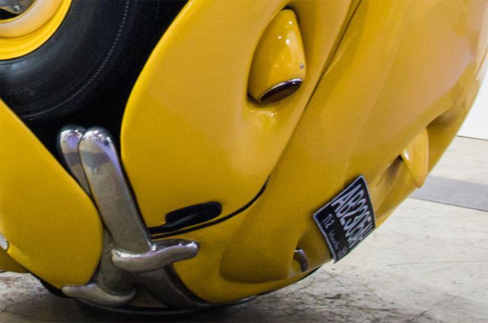 Желтый Volkswagen Beetle 1593, превращённый в куб.