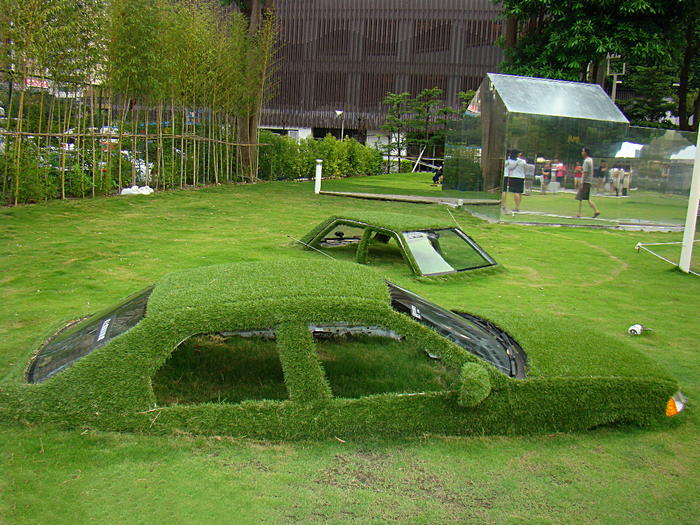 Инсталляция об автомобилях и экологии.