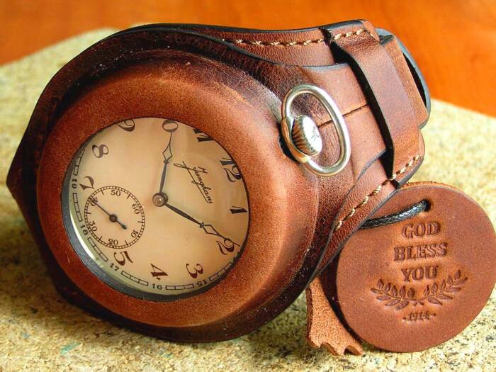 Современные карманные часы в наручном чехле на запястье в стиле Первой мировой войны. |Фото: etsy.com.