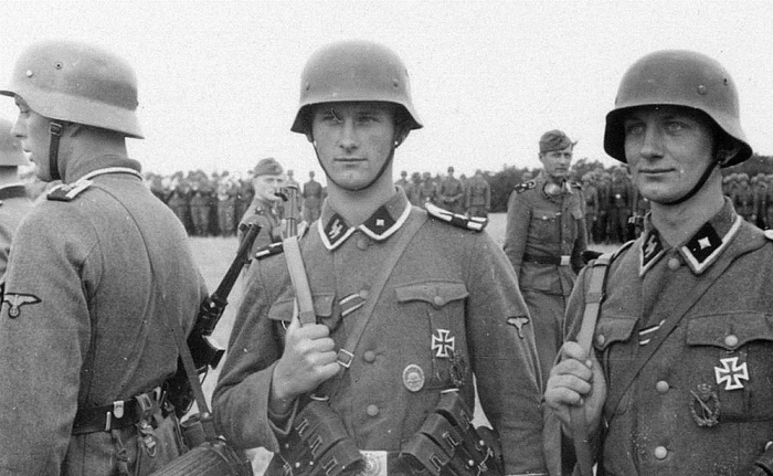 На фронте Ваффен-СС носили тоже, что и все солдаты. Отличались только символы на форме. ¦Фото: ВКонтакте.