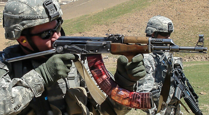 Калашников - это оружие для большой армии. |Фото: livejournal.com.