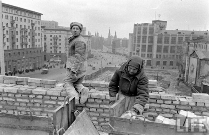 На фоне общего числа советских строителей, количество пленных было ничтожно мало. |Фото: stroiteh-msk.ru.