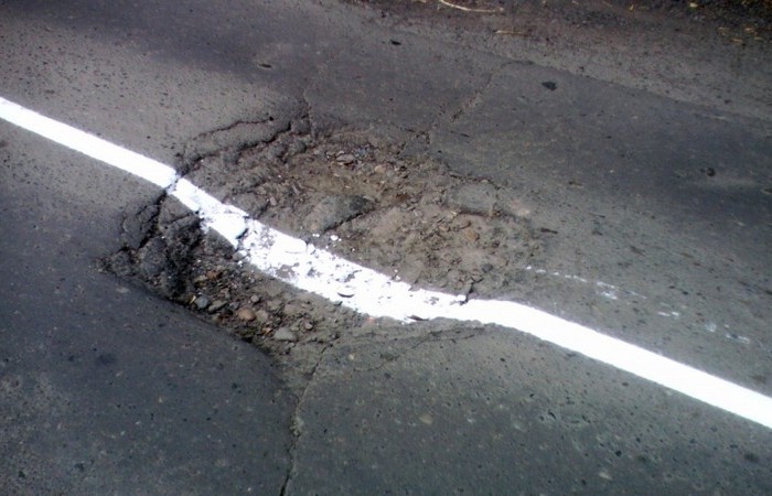 Лишат ли водителя прав, если он решит объехать яму на дороге через сплошную