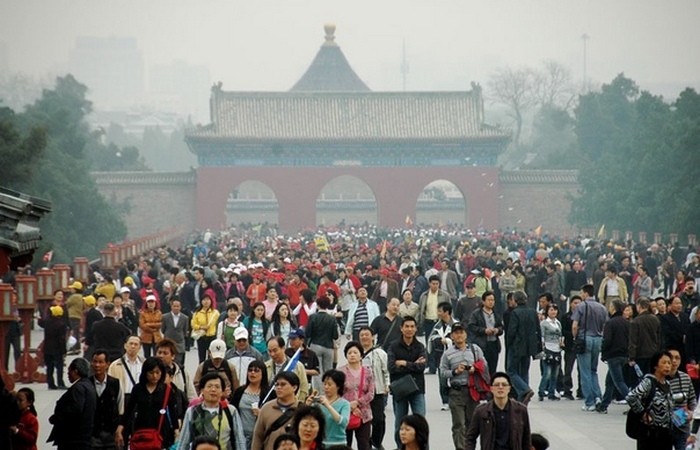 Иронично, но сейчас в Китае назрел демографический кризис.
