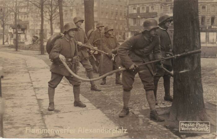 Немецкие солдаты во время путча Спартаковцев 1918 года. |Фото: feldgrau.info.