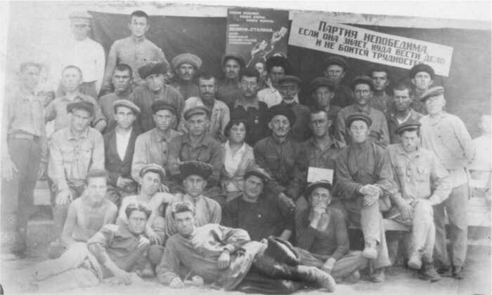 Рабочие Дагдизеля 1930-е годы. |Фото: ya.ru.